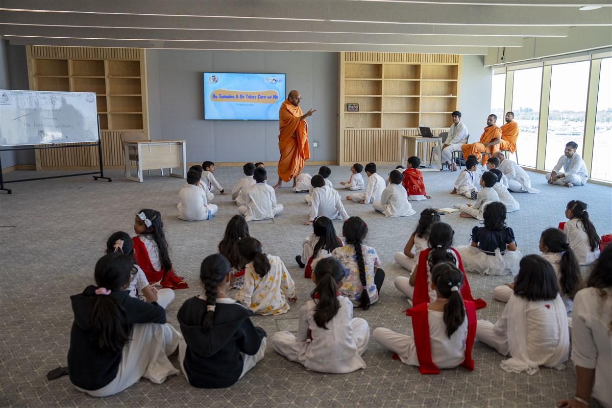 Swami Aksharatitdas engages with Shishu mandal during the Shibir sessions