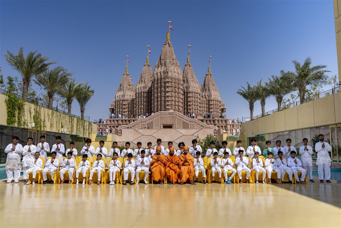 Swami Paritoshdas, Swami Anantyogidas, and Swami Gurunayandas, along with Balaks and Karyakars from across the GCC
