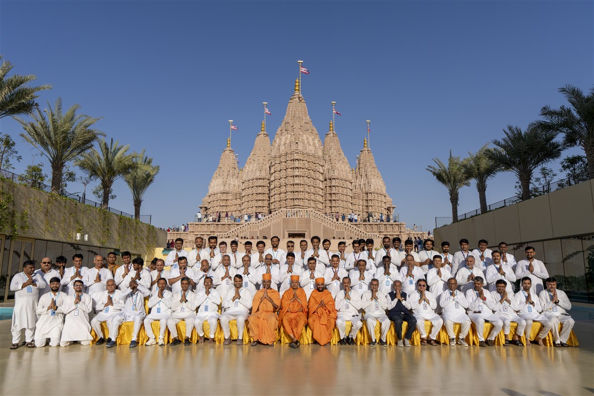 Swami Brahmaviharidas, Swami Uttamnilaydas and Swami Anantyogidas with the male devotees