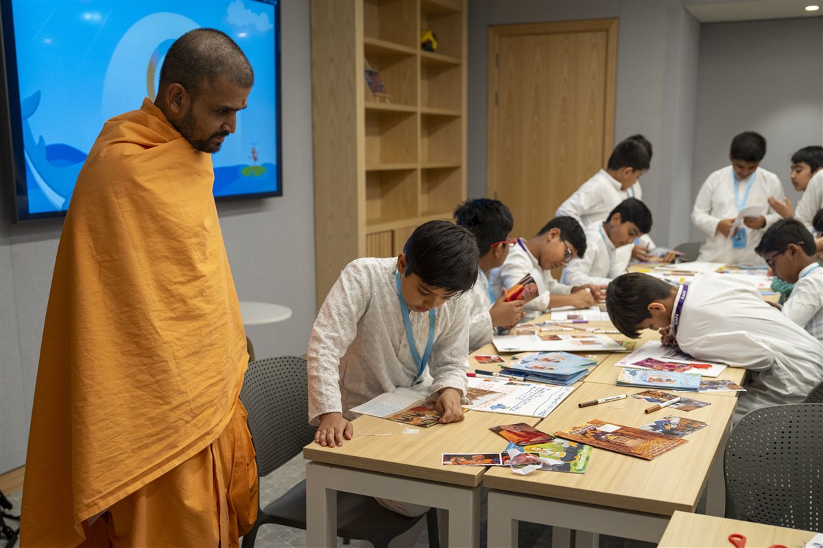 Swami Gurunayandas observes Balaks working on their 'Prapti Vision Board'