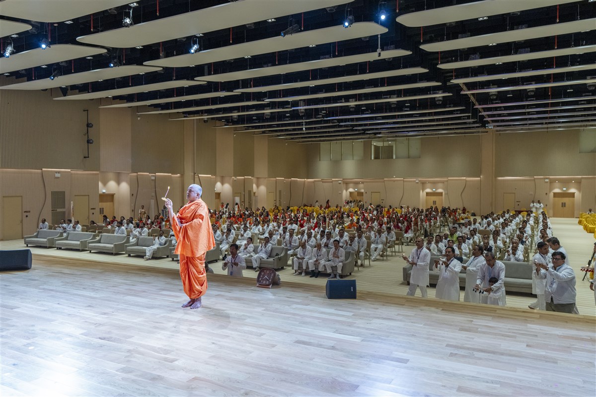 The first day ends with everyone joining for the evening Aarti