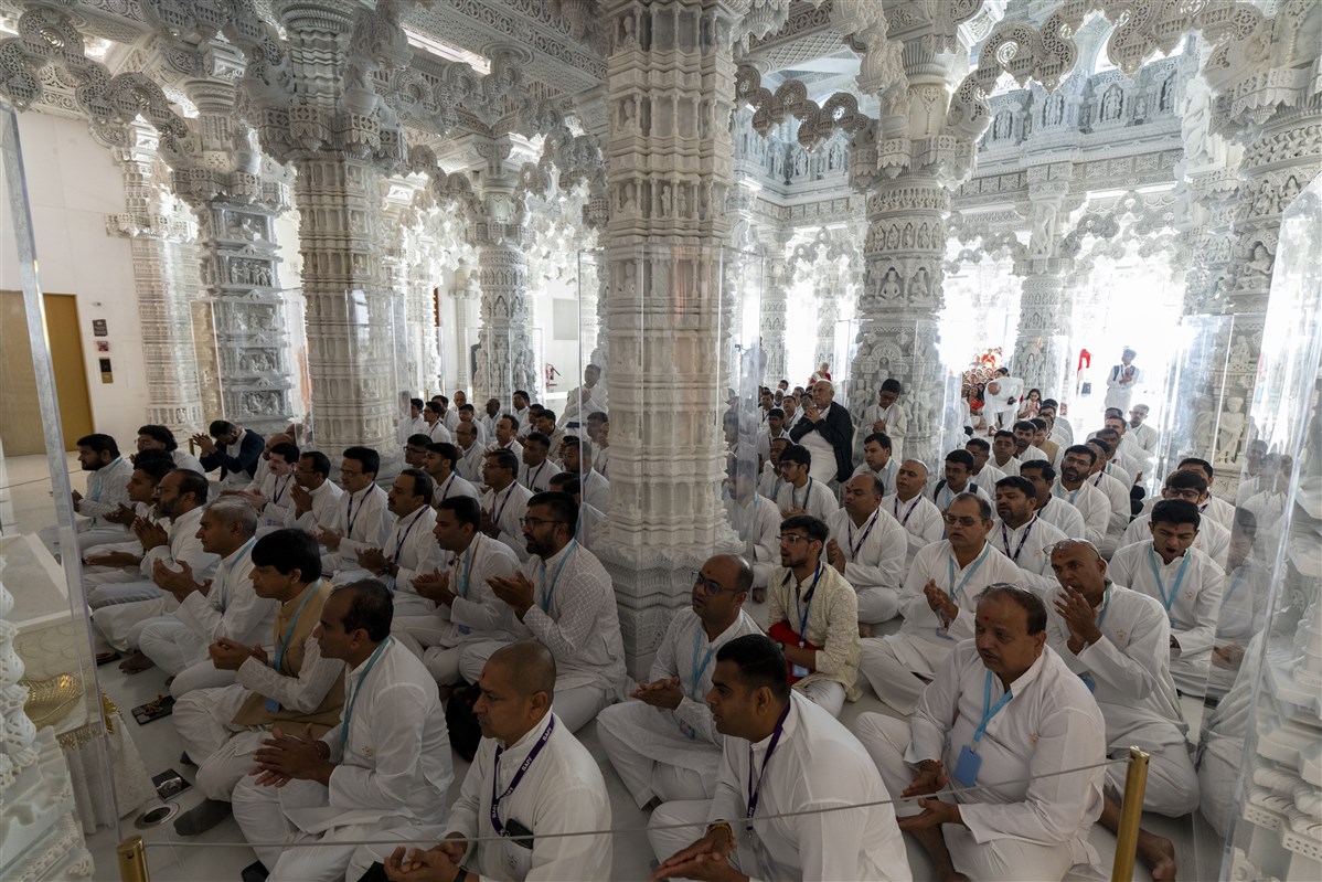 Devotees engage in morning Aarti on the first day of the Shibir