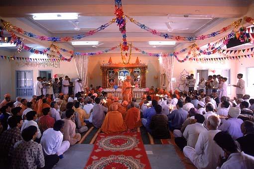  Performing arti after the Murti pratishtha ceremony