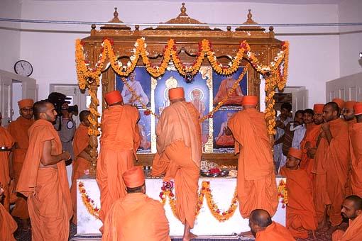  Performing Murti pratishtha of Akshar Purushottam Maharaj 