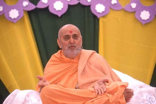 Elaborating on the importance of Satsang during his blessings in the Murti pratishtha assembly