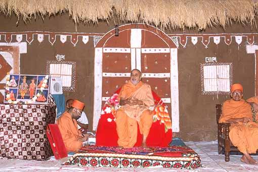  With a rustic backdrop, Swamishri joyfully blesses the murti pratishtha assembly   