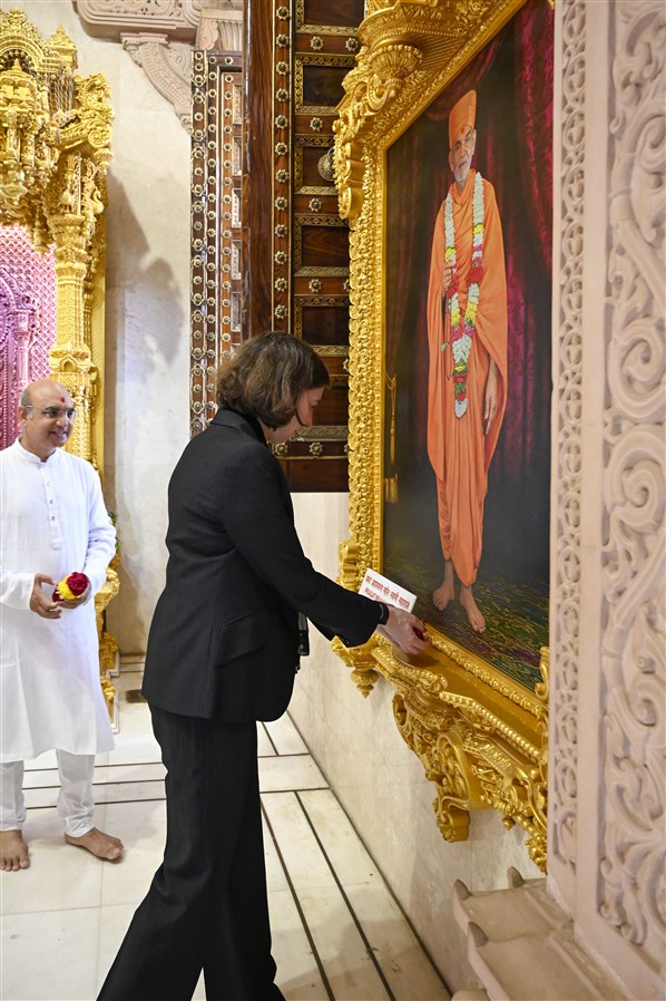 Lindy Cameron offers prayers before HH Mahant Swami Maharaj
