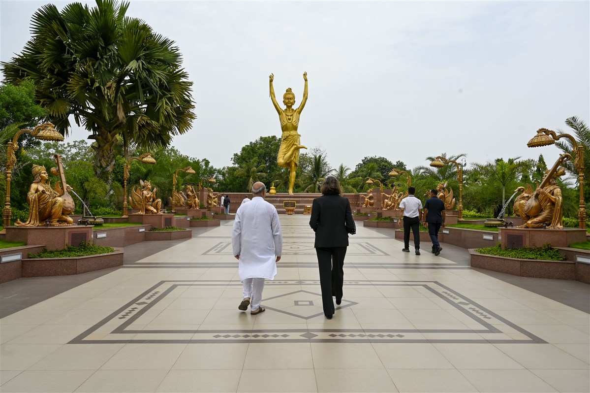 Lindy Cameron on her way to the murti of Tapomurti Shri Nilkanth Varni
