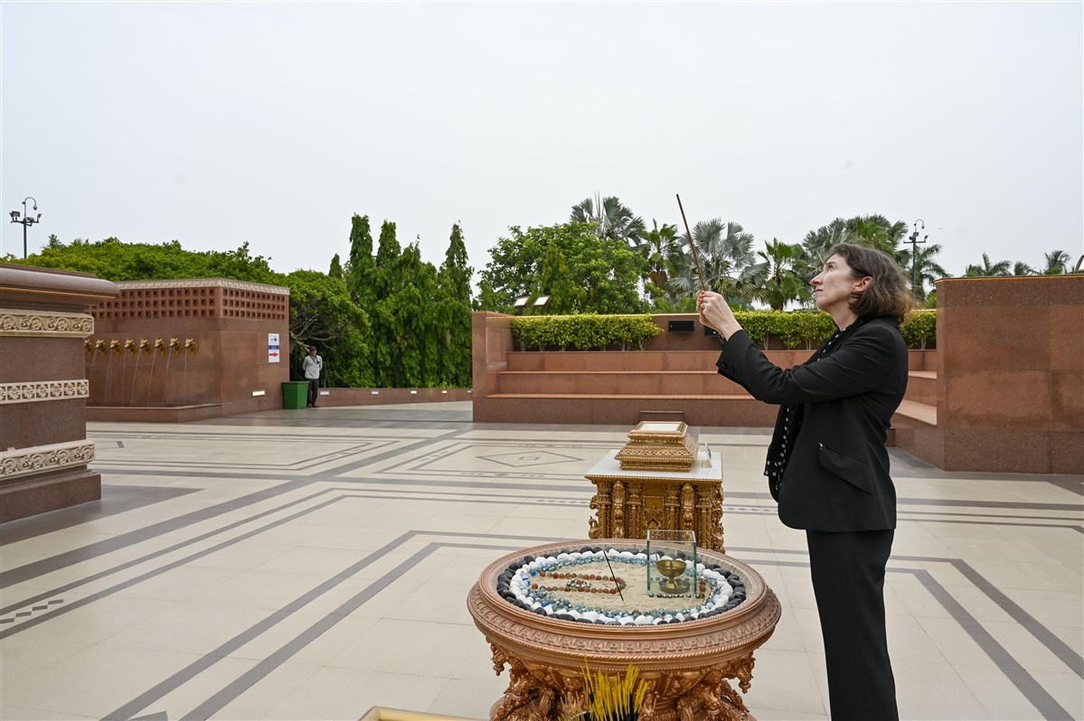 Lindy Cameron offers dhup to Tapomurti Shri Nilkanth Varni