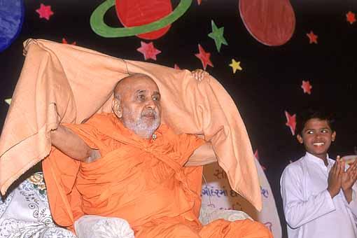 During his blessings, Swamishri covers his head while narrating the story of Jodho Bharvad when he saw the paramhansas of Lord Swaminarayan in such a position 