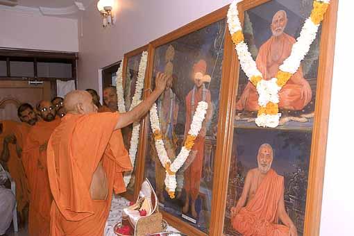    Thereafter, Swamishri performs the puja of murtis to be established at the Race Course Satsang Center and Rajpath Satsang Center in Vadodara