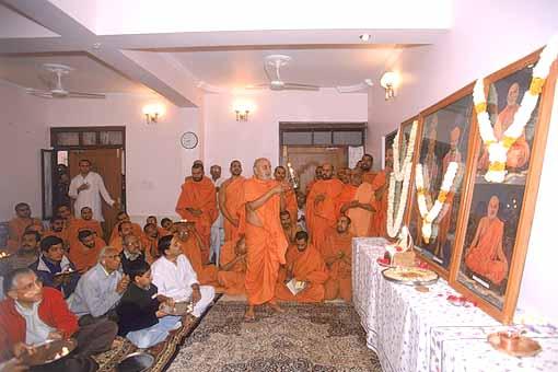 Swamishri then performs arti of the murtis 