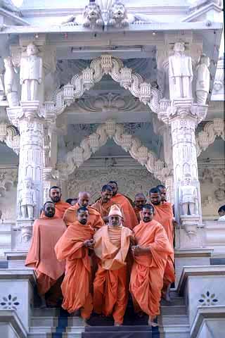 After the Lord's darshan, Swamishri descends the mandir steps