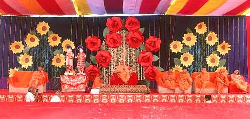 A colorful backdrop of flowers symbolises the onset of Vasant (Spring season) in India. Swamishri during the Vasant Panchami Celebration 