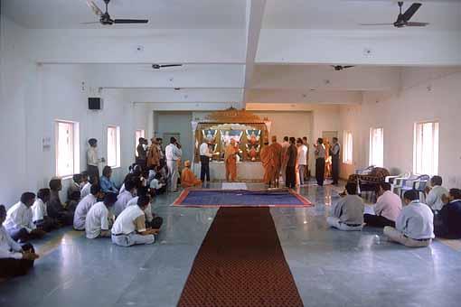 Swamishri performs arti of murtis established at the Swaminarayan Satsang Bhavan, Race Course, Vadodara