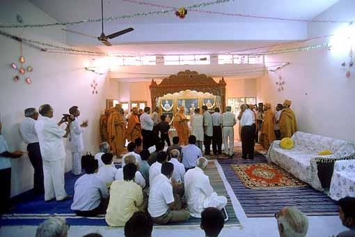 Swamishri performs arti of murtis established at the Swaminarayan Satsang Bhavan, Rajpath, Vadodara