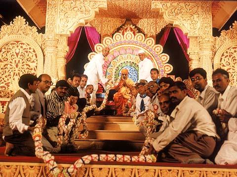 The leading devotees of Valsad and Tithal offer a giant garland to Swamishri   