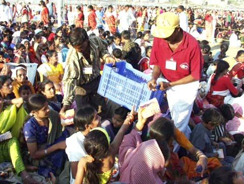 Volunteers serve prasad to all devotees