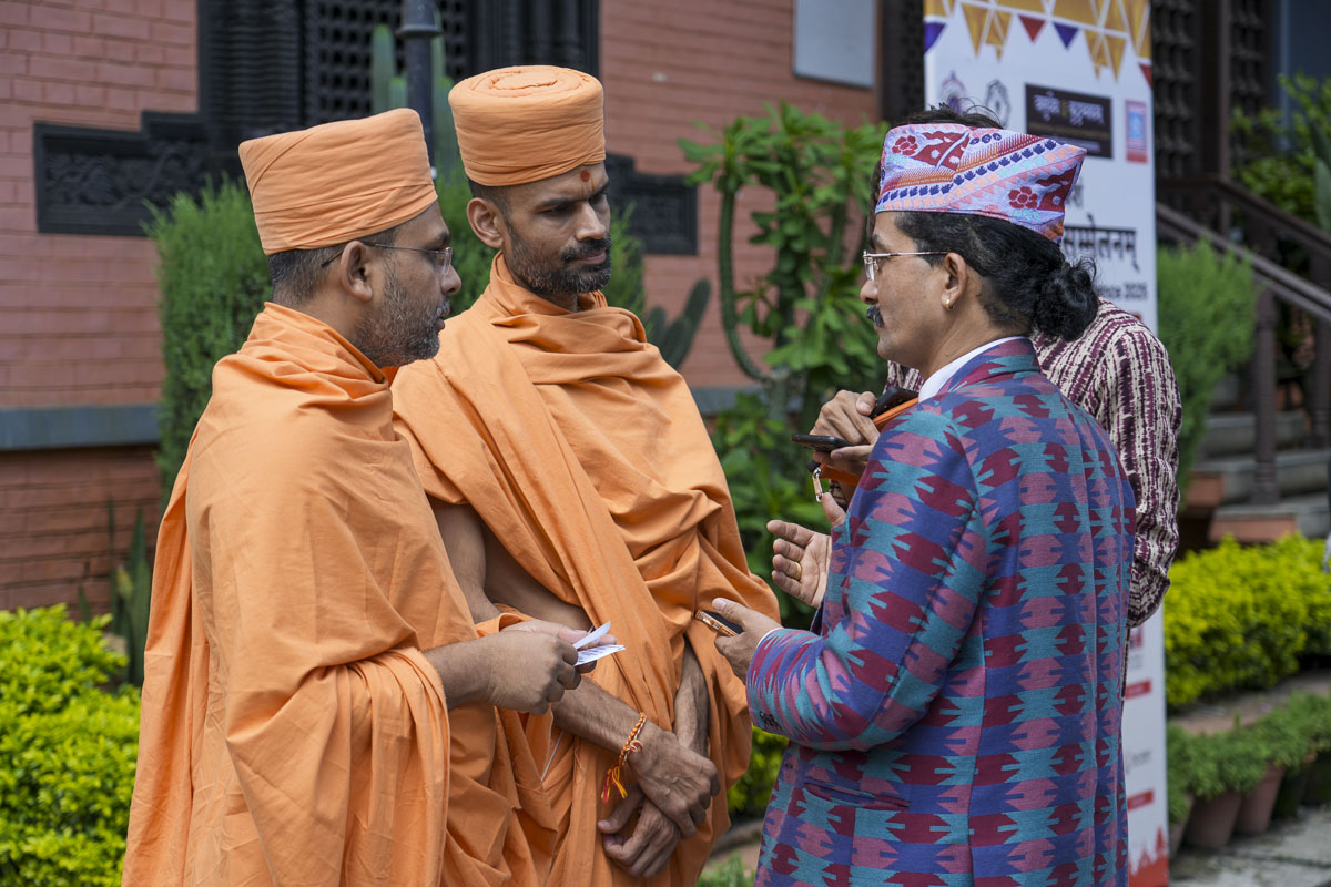 Dr. Gnanvardhan Swami and Dr. Gnantrupt Swami in discussion with Vasudevkrishna Shastri, Nepal 