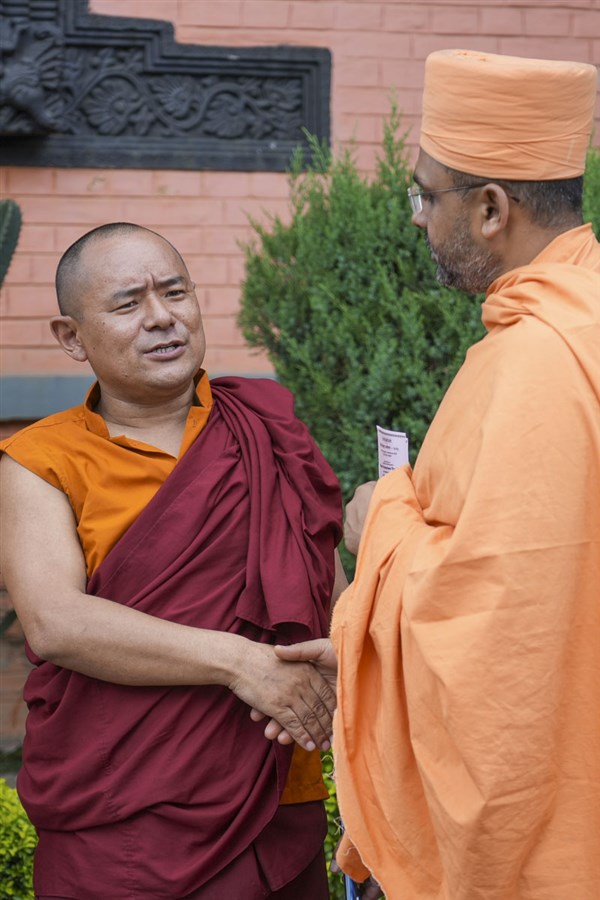 Dr. Gnanvardhan Swami in discussion with esteemed Sanskrit scholars from around the world 
