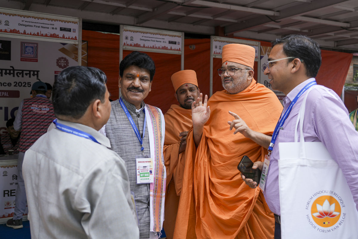 Bhadresh Swami in discussion with renowned Sanskrit scholars from across the globe