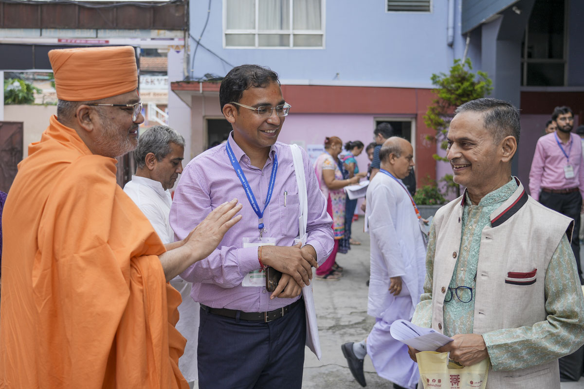 Bhadresh Swami in discussion with renowned Sanskrit scholars from across the globe