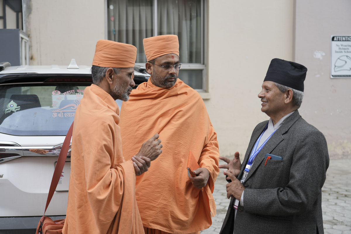 Dr. Atmatrupt Swami in discussion with esteemed Sanskrit scholars from around the world 