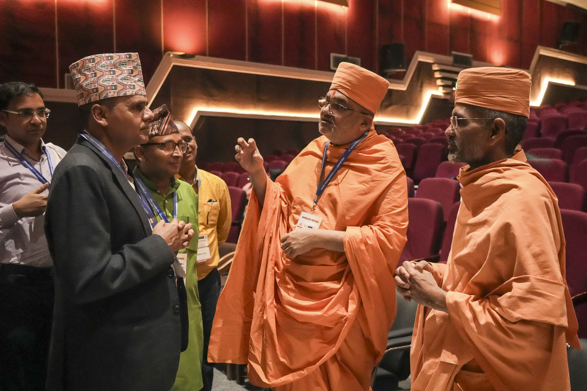 Bhadresh Swami in discussion with renowned Sanskrit scholars from across the globe