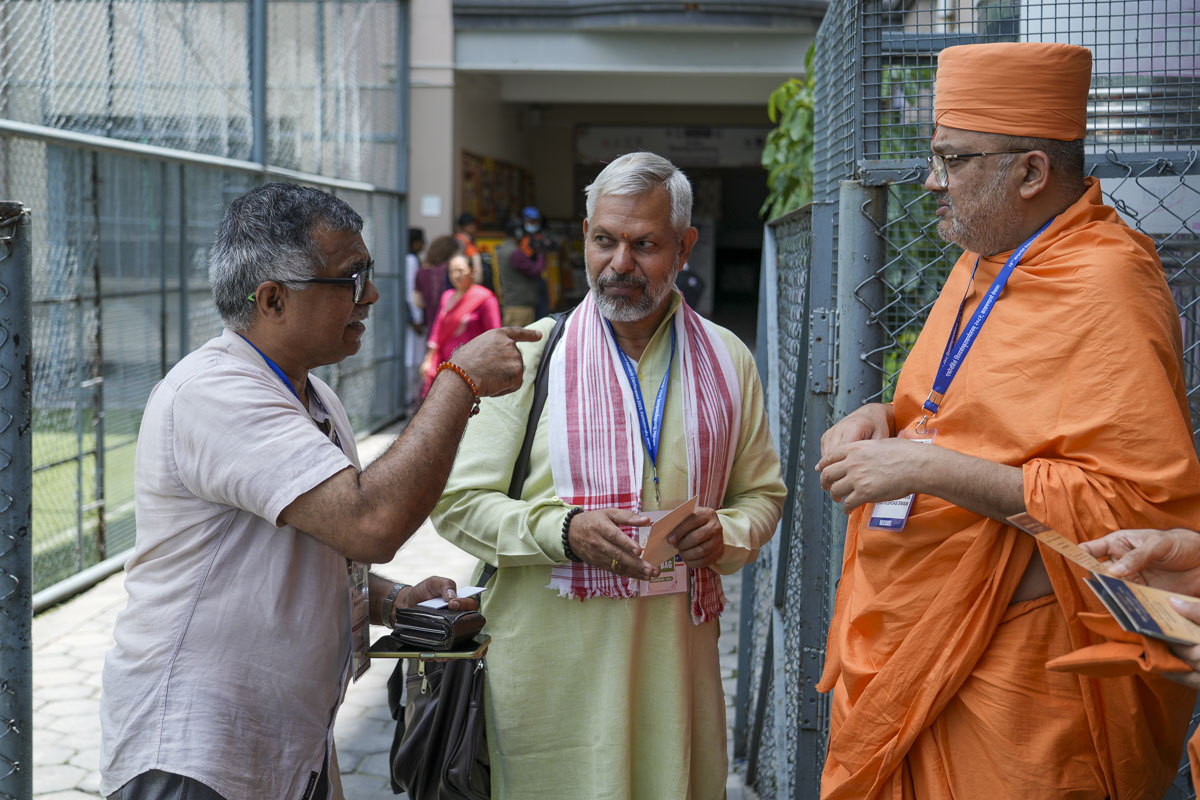 Bhadresh Swami in discussion with renowned Sanskrit scholars from across the globe