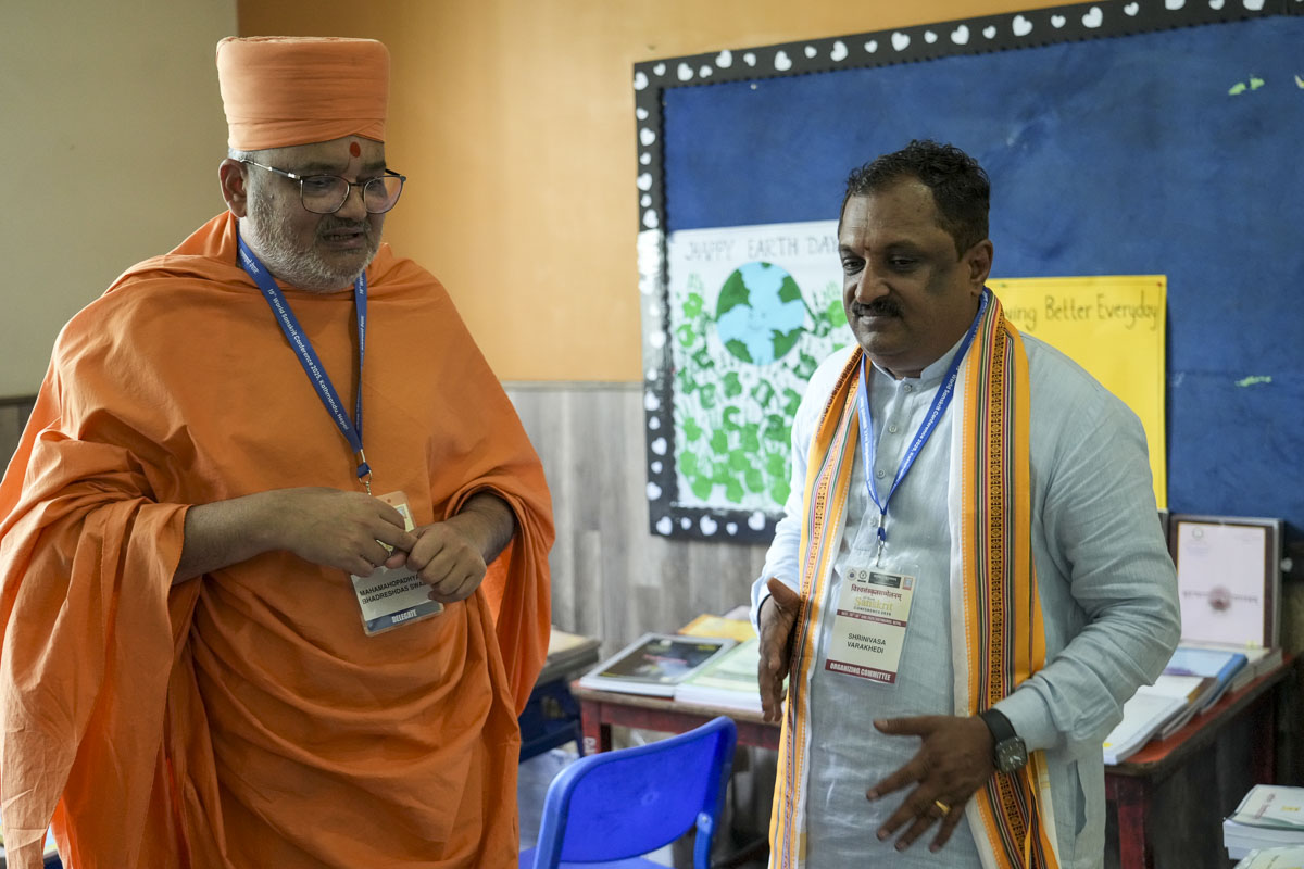 Bhadresh Swami in discussion with Prof. Shrinivasa Varakhedi, Vice-Chancellor of Central Sanskrit University, New Delhi