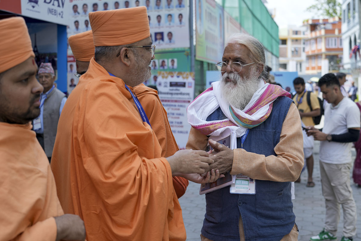 Bhadresh Swami in discussion with Prof. Rani Sadasiva Murty, Vice-Chancellor of Sri Venkateswara Vedic University, Tirupati