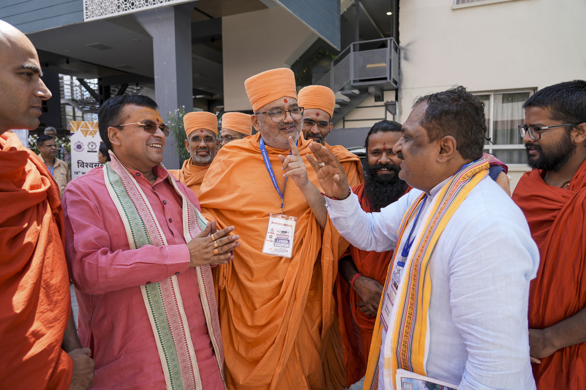 Bhadresh Swami in discussion with renowned Sanskrit scholars from across the globe