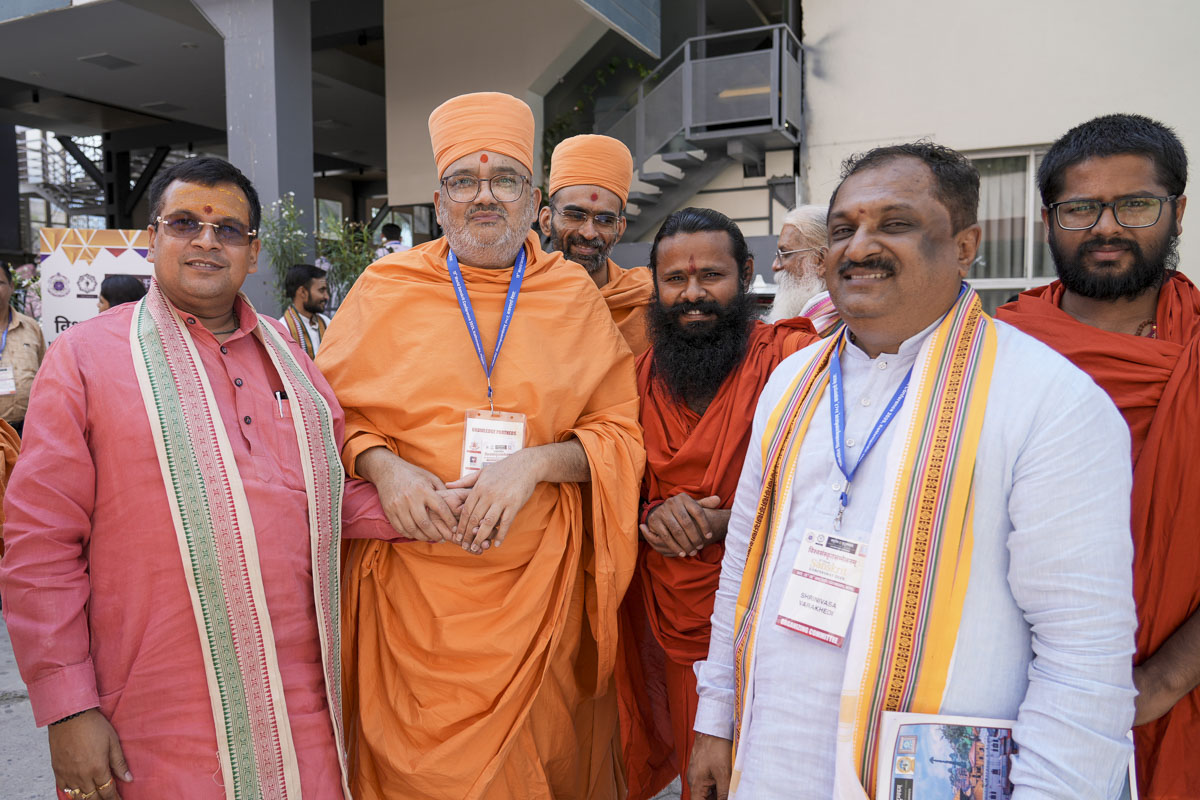 Bhadresh Swami in discussion with renowned Sanskrit scholars from across the globe