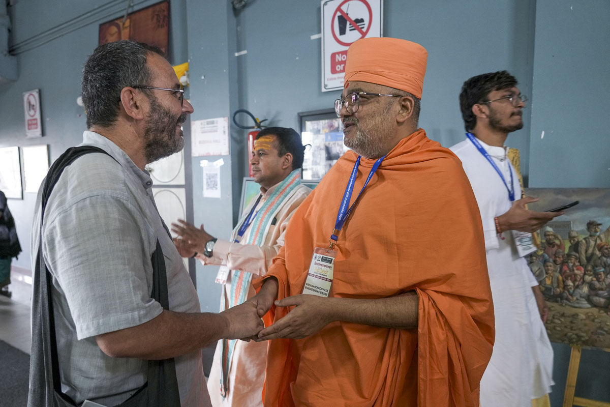 Bhadresh Swami in discussion with renowned Sanskrit scholars from across the globe