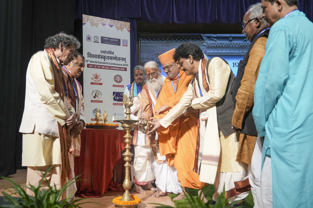 Bhadresh Swami and renowned Sanskrit scholars inaugurated the special panel on Akshar Purushottam Darshan with Deep Pragatya