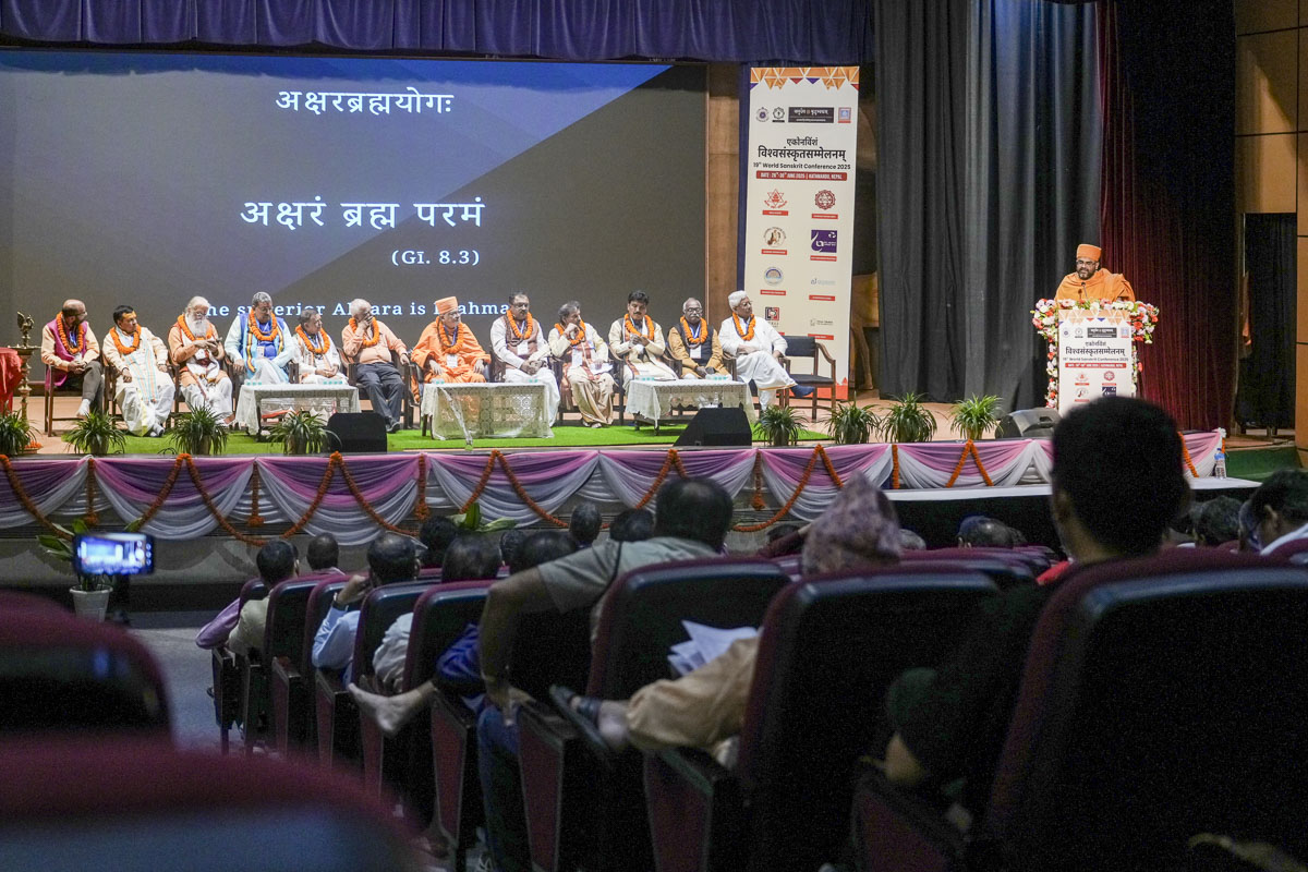 Dr. Aksharanand Swami, scholar from BAPS Swaminarayan Sanstha, presented a research paper during the special panel on Akshar Purushottam Darshan