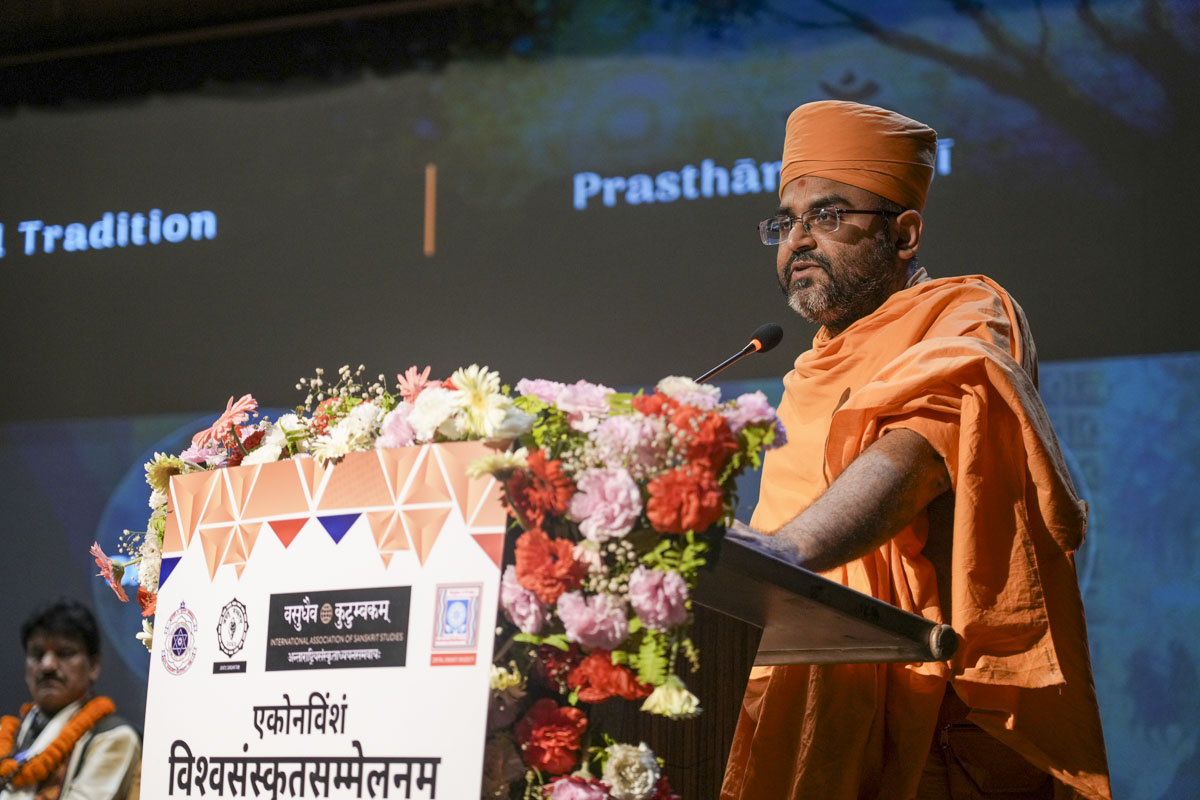 Dr. Aksharanand Swami, scholar from BAPS Swaminarayan Sanstha, presented a research paper during the special panel on Akshar Purushottam Darshan