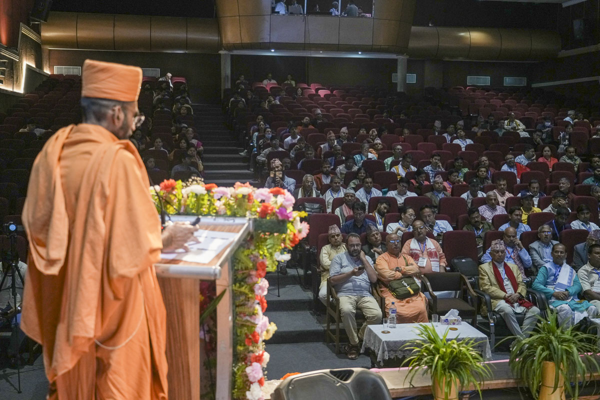 Acharya Brahmamanandas Swami, scholar from BAPS Swaminarayan Sanstha, presented a research paper during the special panel on Akshar Purushottam Darshan