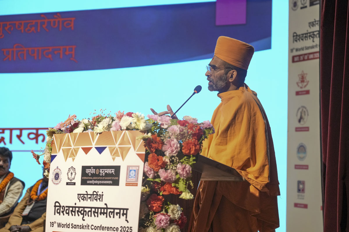 Acharya Brahmamanandas Swami, scholar from BAPS Swaminarayan Sanstha, presented a research paper during the special panel on Akshar Purushottam Darshan