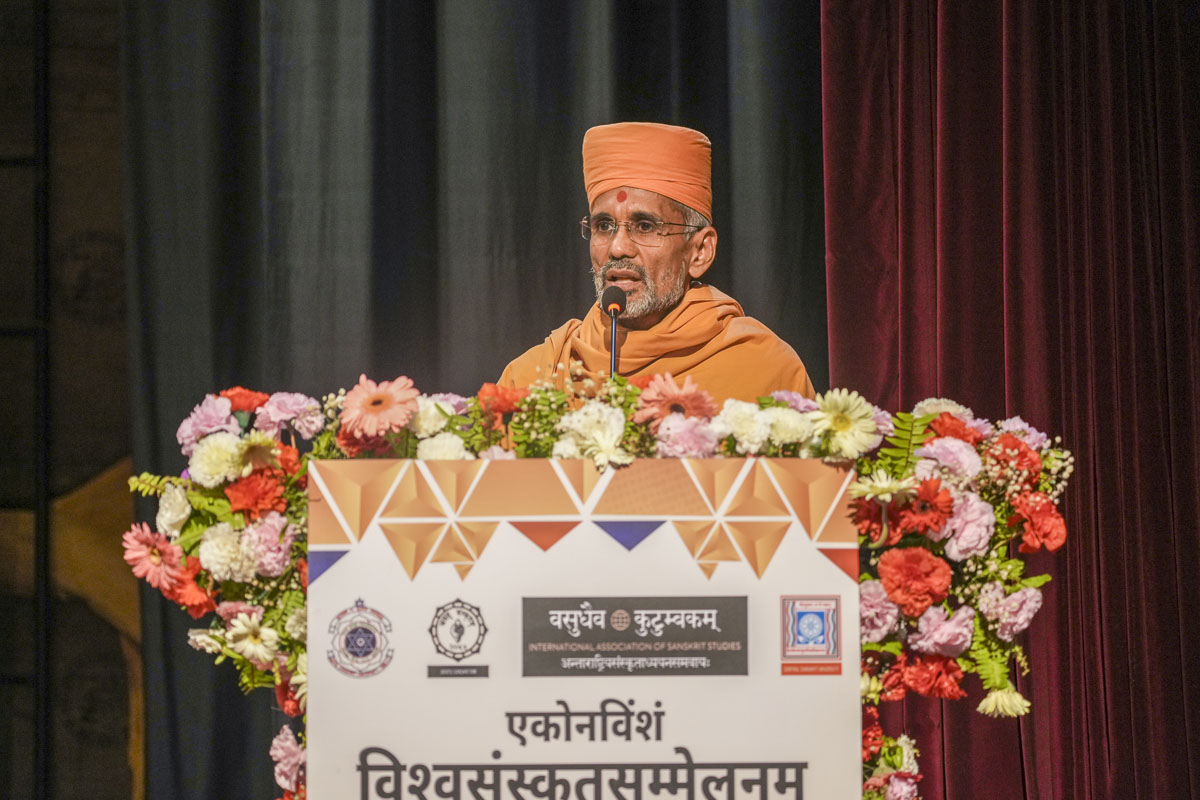 Dr. Atmatruptdas Swami, scholar from BAPS Swaminarayan Sanstha, presented a research paper during the special panel on Akshar Purushottam Darshan