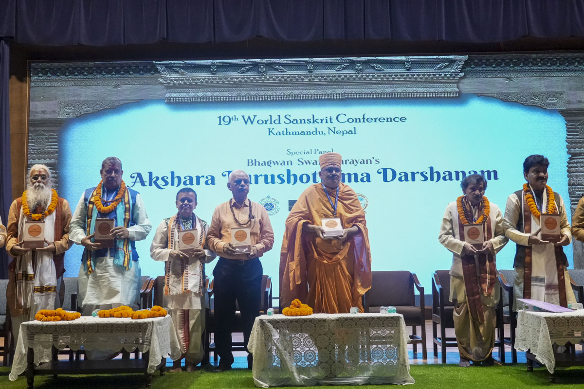 Bhadresh Swami, along with renowned Sanskrit scholars from across the globe, honored the Swaminarayan Bhashya during the special panel on Akshar Purushottam Darshan