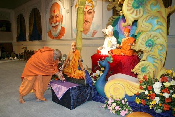 Pujya Atmaswarup Swami offers mantra pushpanjali to Thakorji
