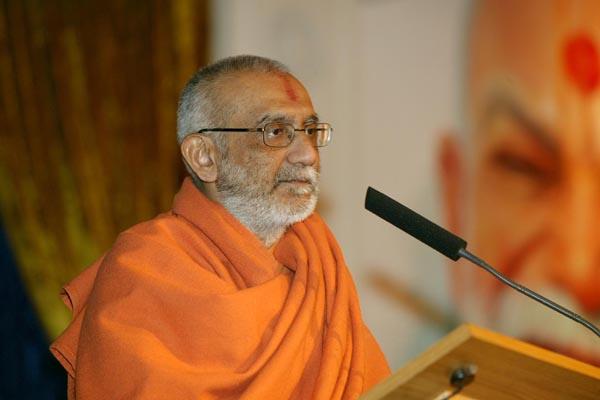 Pujya Atmaswarup Swami speaks to the assembly