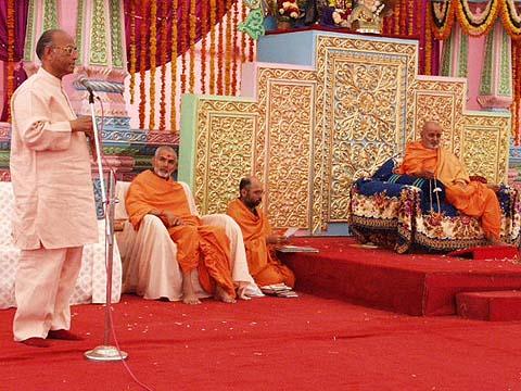 MP, Shri L.M.Singhvi, praised Swamishri's services to mankind, and recited a poem dedicated to him