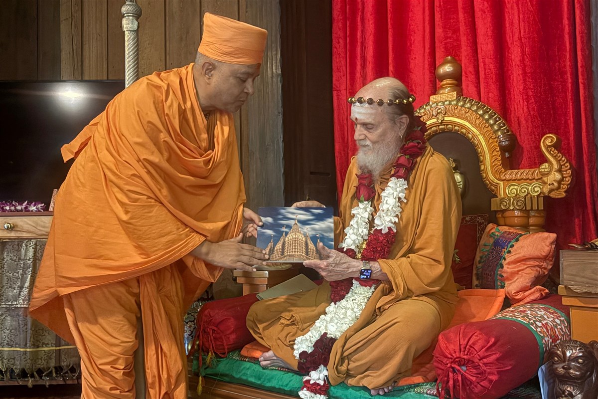 BAPS Swamis Visit Kauai Hindu Monastery