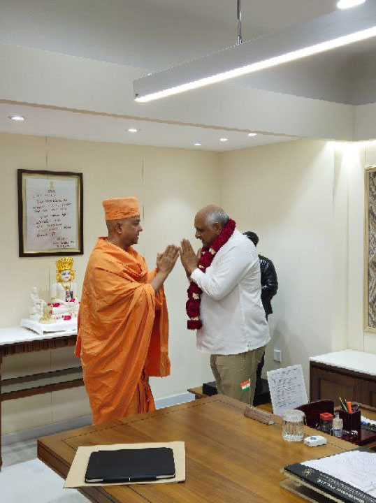 Swami Brahmaviharidas honors CM Shri Bhupendra Patel