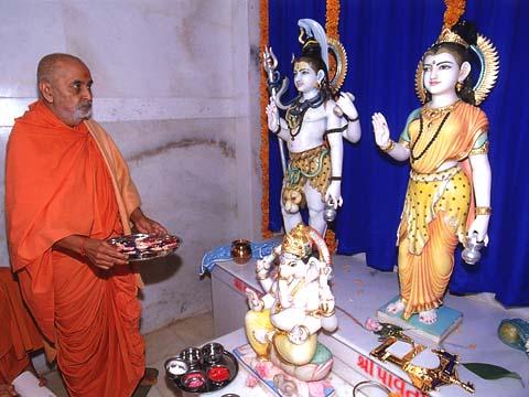 Performing Vedic worship (pujan) of Shivling, Shri Shiv-Parvati and Ganpatiji