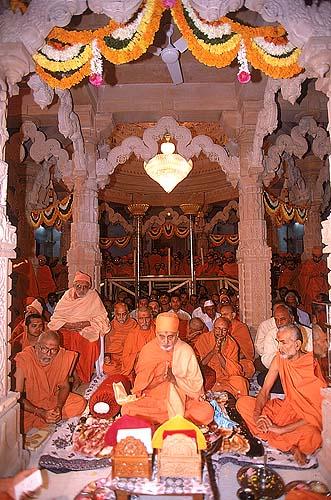 Swamishri engrossed in the worship of Shri Harikrishna Maharaj (Thakorji) 