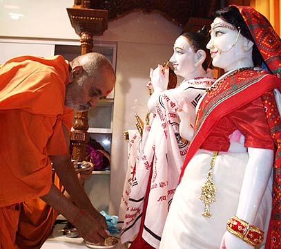 Offering respects at the feet of Shri Harikrishna Maharaj and Shri Radha Krishna Dev