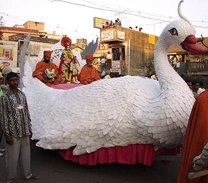 On the streets of Valsad the murtis of Shri Akshar Purushottam Maharaj, Shri Harikrishna Maharaj and Shri Ghanshyam Maharaj are paraded in a Peacock float, Swan float and Fish float respectively
